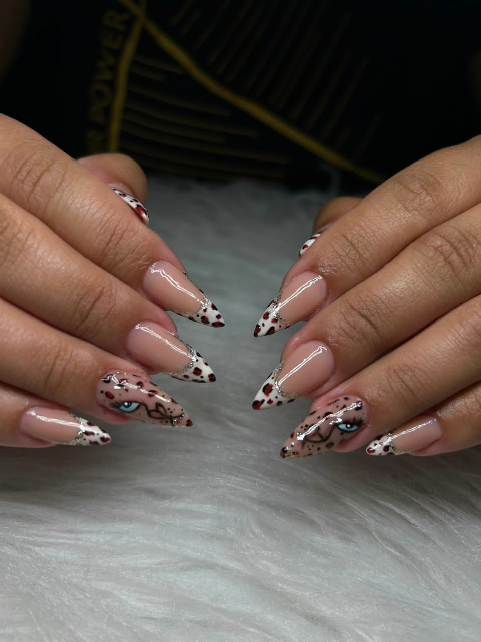 Trabalho de nail design: Stiletto · Onça cherry